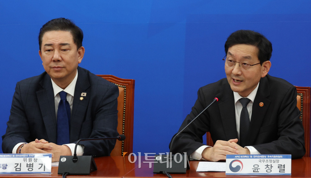 ▲윤창렬 국무조정실장이 25일 서울 여의도 국회에서 열린 APEC 성과확산 및 한미관세협상 후속지원위원회 출범식에서 인사말을 하고 있다. 왼쪽은 김병기 더불어민주당 원내대표. 고이란 기자 photoeran@