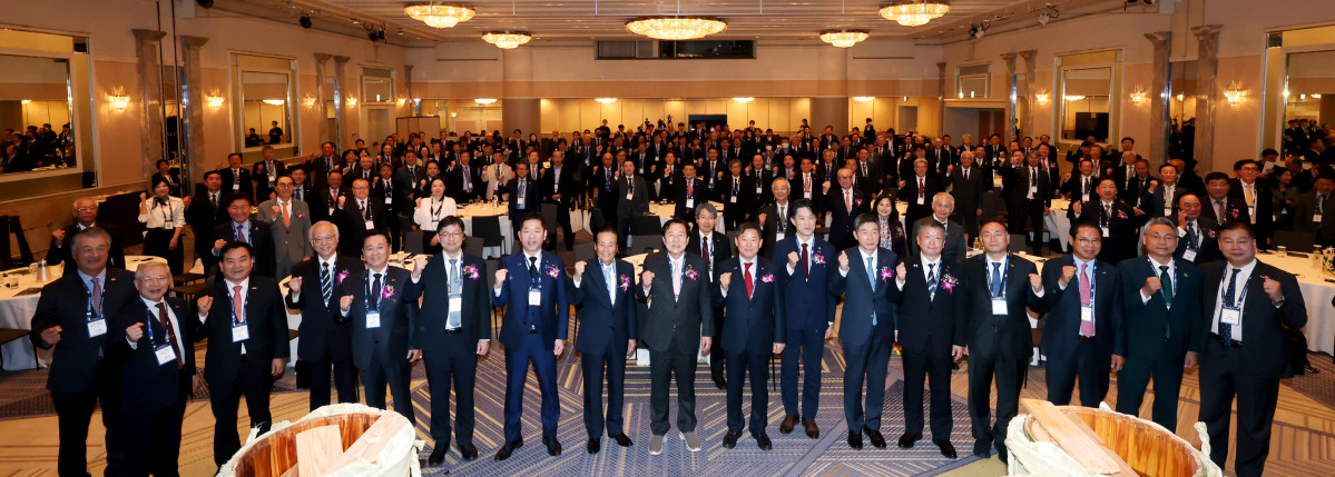 ▲25일 일본 도쿄 하얏트 리젠시에서 열린 ‘한일 중소기업 경제 포럼’에서 참석자들이 기념사진을 촬영하고 있다. (사진제공=중소기업중앙회)