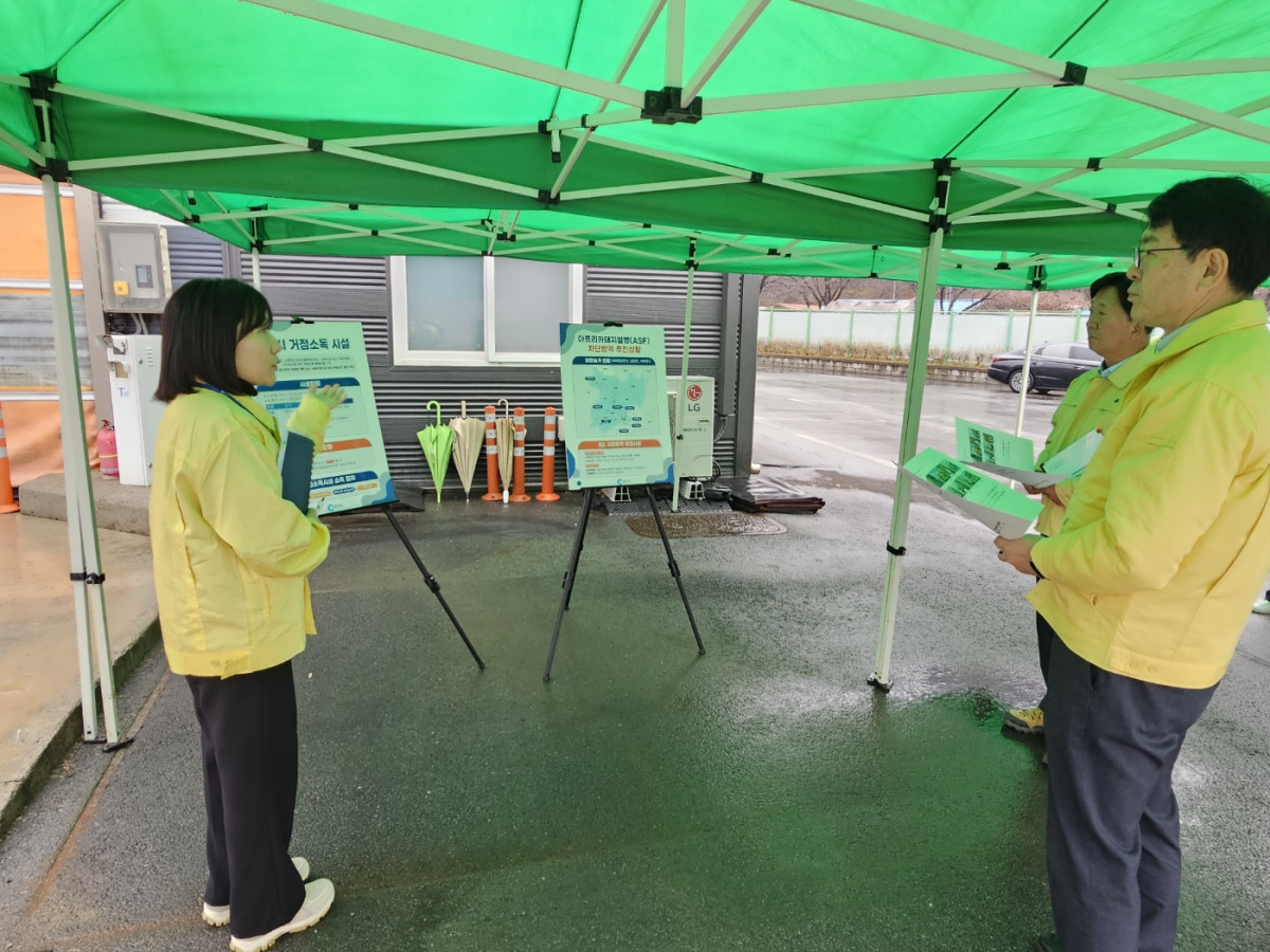 ▲김정욱 농림축산식품부 농업혁신정책실장이 25일 강원특별자치도 춘천 일대 ASF 방역 현장을 찾아 야생멧돼지 관리 상황과 축산차량 소독 체계를 보고받고 있다. (사진제공=농림축산식품부)