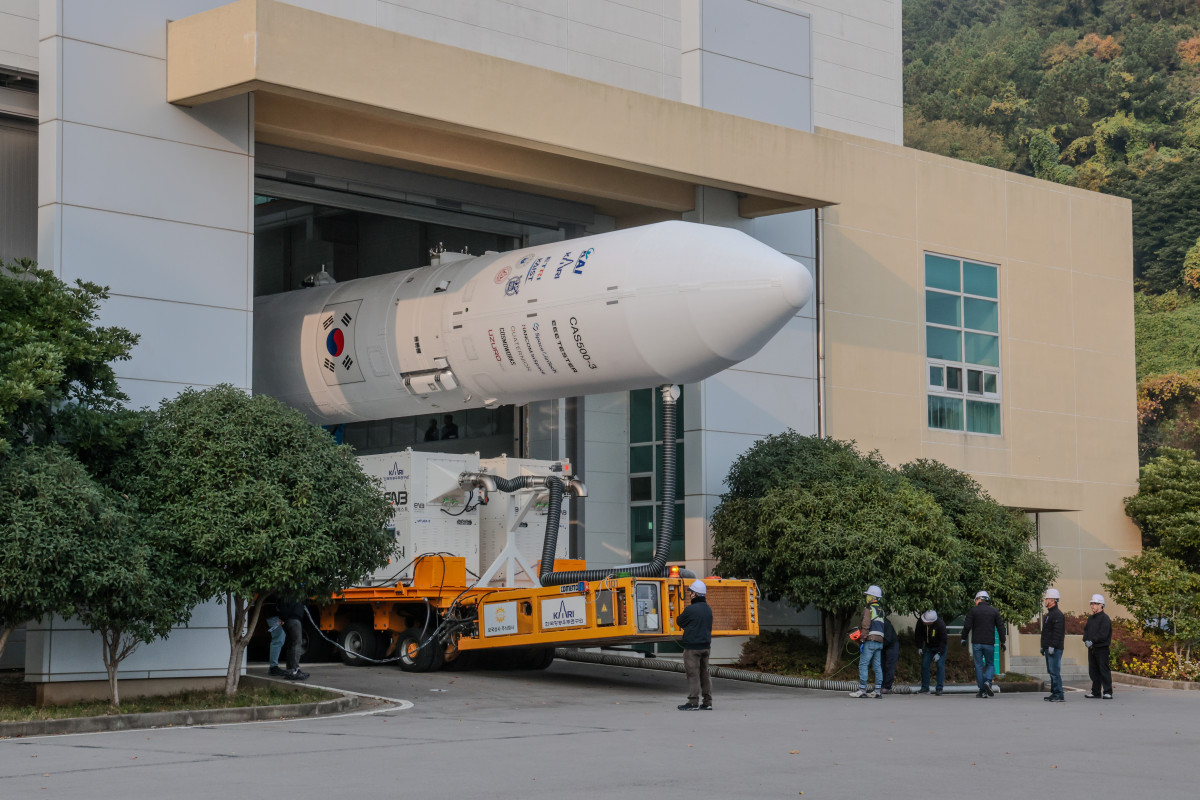 ▲한국형발사체 누리호가 25일 전남 고흥 나로우주센터에서 발사대로 이송을 위해 조립동을 나오고 있다. (사진제공=항우연)