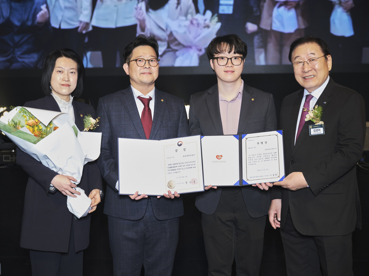 ▲한화생명인 11월 25일 열린 ‘2025 지역사회공헌 인정제’ 시상식에서 인정기관으로 선정되며, 보건복지부 장관상과 특별상을 동시에 수상했다. 한화생명 임직원과 사회복지협의회 회장 김성이 회장(오른쪽 첫번째)이 기념촬영을 하고 있다. (제공 한화생명)