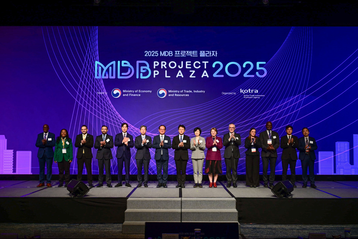 ▲25일 서울 JW 메리어트 호텔에서 열린 ‘2025 MDB 프로젝트 플라자’에서 문지성 기획재정부 개발금융국장(왼쪽에서 여덟 번째), 김종철 산업통상부 통상협력국장(왼쪽에서 일곱 번째), 김명희 코트라 부사장 겸 산업혁신성장본부장(왼쪽에서 아홉 번째) 및 행사에 참석한 6개 다자개발은행(MDB) 주요 관계자들이 기념촬영을 하고 있다. (사진=코트라)