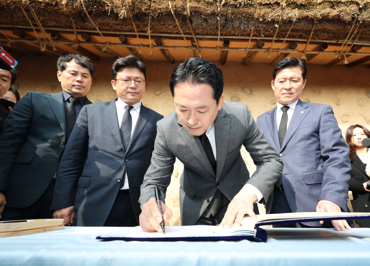 ▲국민의힘 장동혁 대표가 25일 경북 구미시 상모동 박정희 전 대통령 생가에서 참배를 마친 뒤 방명록을 작성하고 있다. 2025.11.25 (연합뉴스)