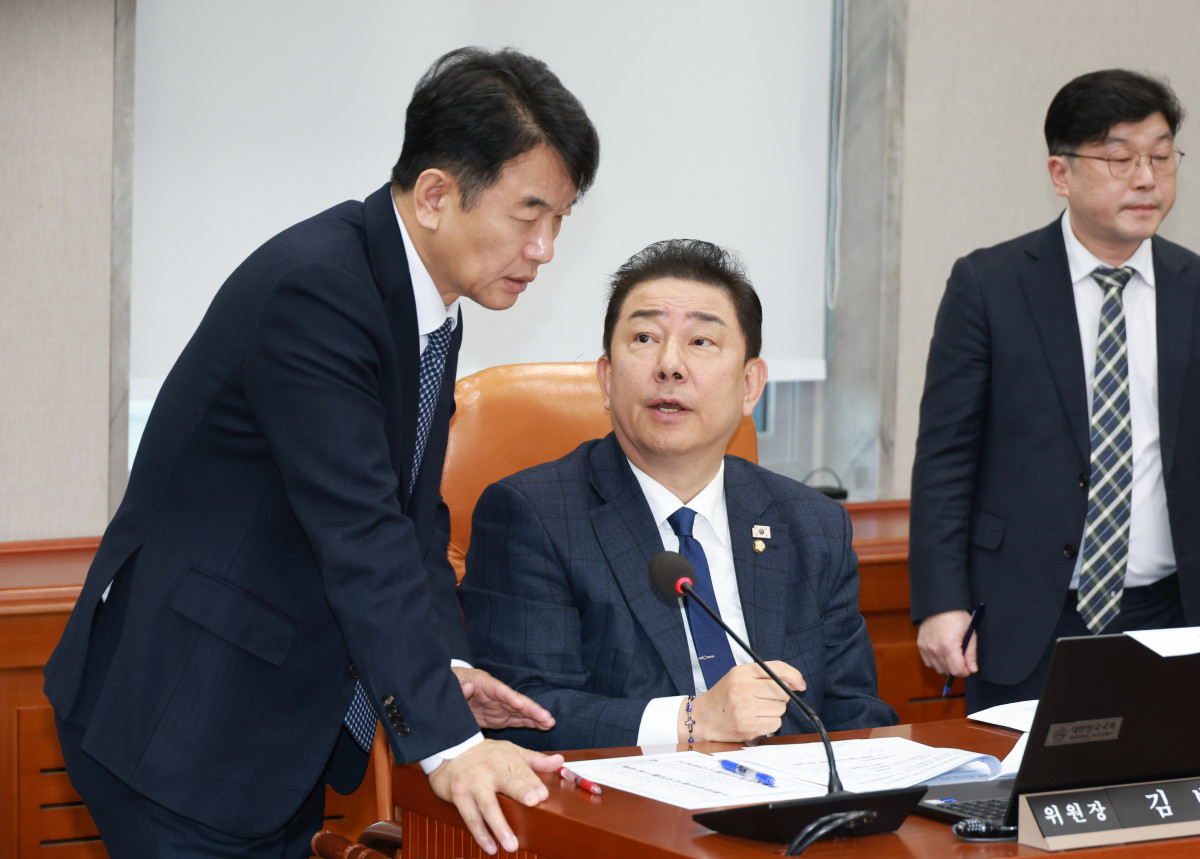 ▲김병기 국회 운영위원장과 문진석 더불어민주당 원내운영수석부대표가 18일 서울 여의도 국회에서 열린 운영위원회 전체회의에서 대화하고 있다. (사진=뉴시스)