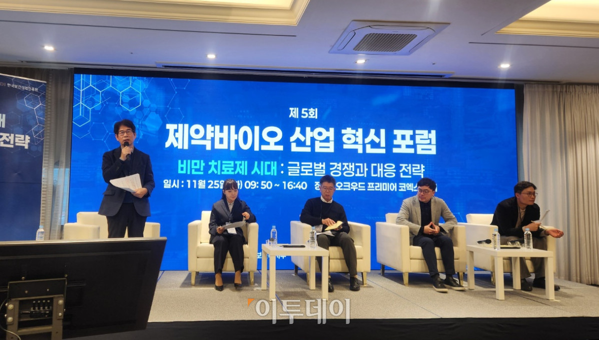 ▲왼쪽부터 김형식 대한약학회회장, 김주희 인벤티지랩 대표, 김관영 대웅제약 센터장, 이슬기 디앤디파마텍 대표, 박준태 유노비아 R&D 본부장이 25일 서울 삼성동 코엑스에서 열린 ‘제5회 제약바이오 산업 혁신 포럼’에서 국내 비만 기업의 글로벌 경쟁과 대응 전략에 대해 이야기 하고 있다. (이상민 기자 imfactor@)