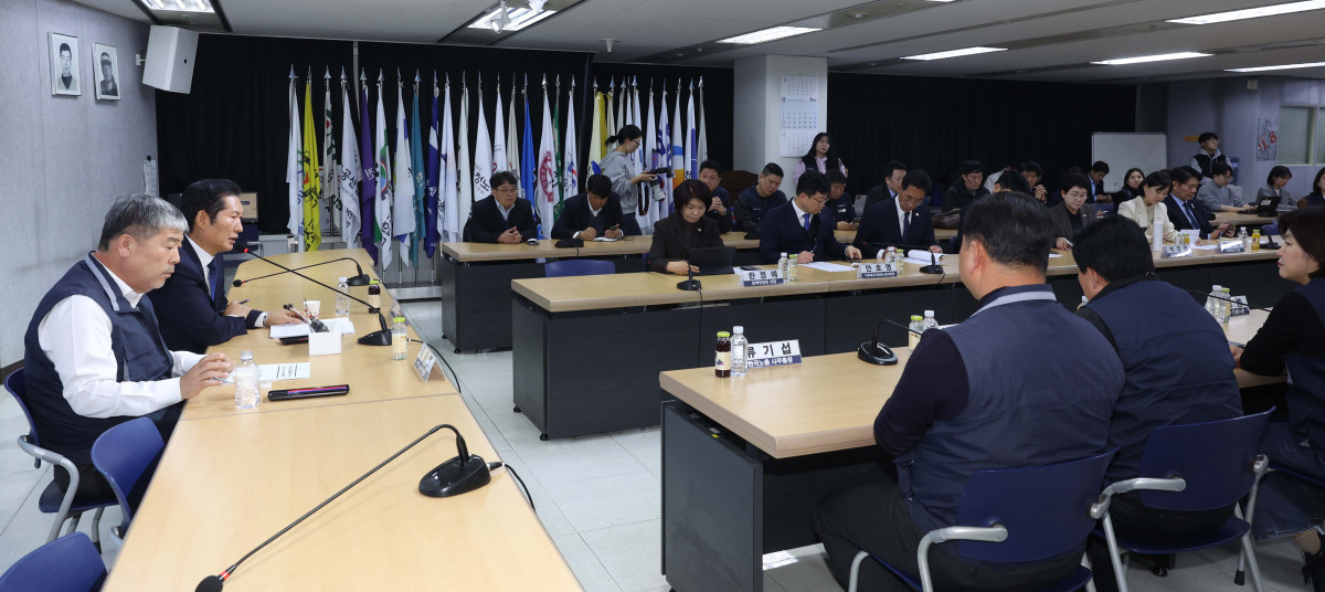 ▲정청래 더불어민주당 대표가 25일 서울 여의도 한국노동조합총연맹에서 열린 ‘더불어민주당-한국노총 고위급정책협의회’에서 모두발언을 하고 있다. 신태현 기자 holjjak@