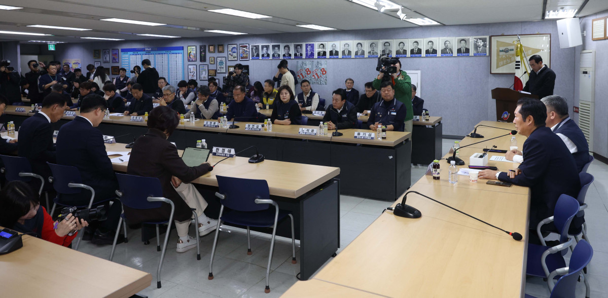 ▲정청래 더불어민주당 대표가 25일 서울 여의도 한국노동조합총연맹에서 열린 ‘더불어민주당-한국노총 고위급정책협의회’에서 모두발언을 하고 있다. 신태현 기자 holjjak@