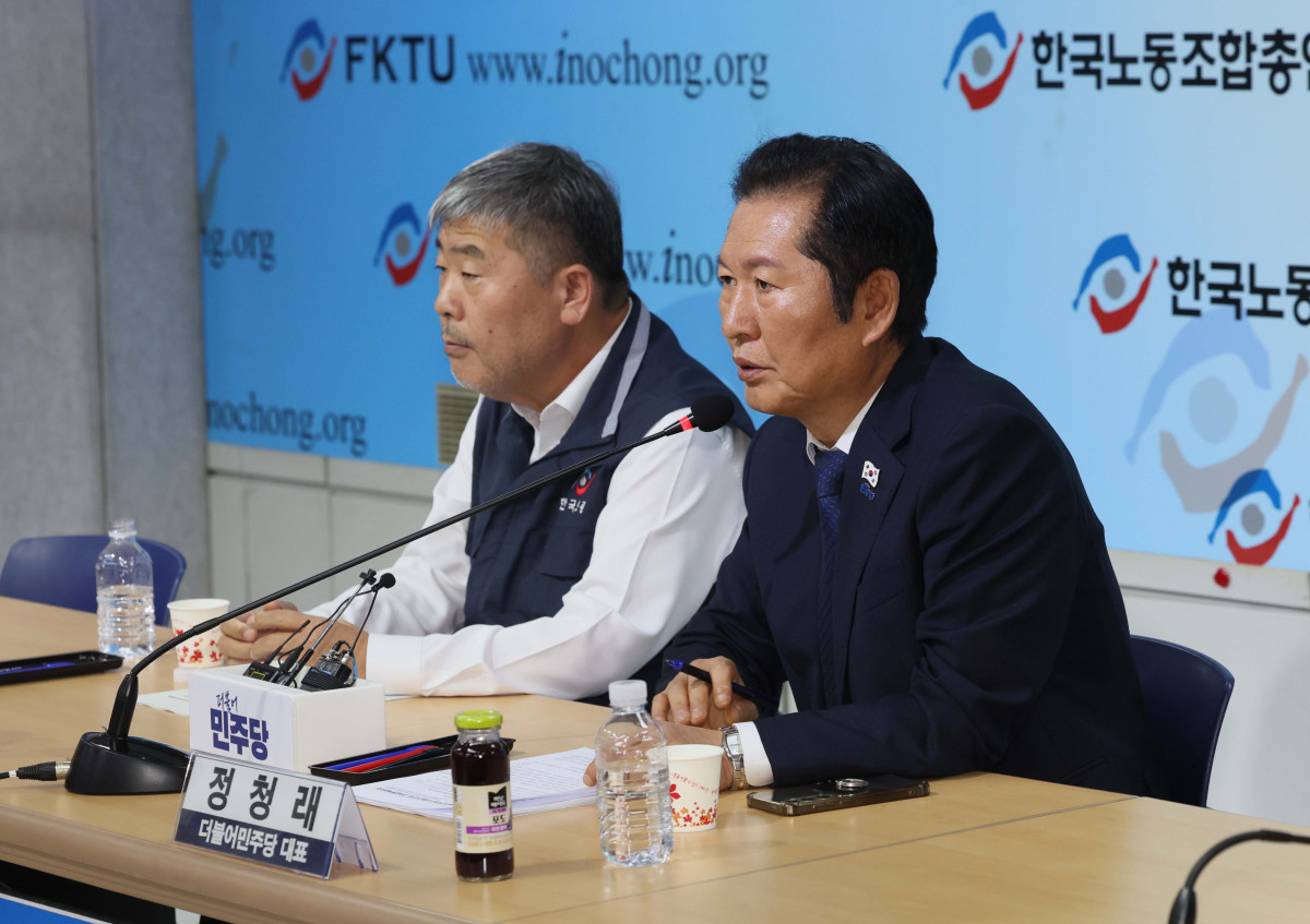 ▲정청래 더불어민주당 대표가 25일 서울 여의도 한국노동조합총연맹에서 열린 ‘더불어민주당-한국노총 고위급정책협의회’에서 모두발언을 하고 있다. 신태현 기자 holjjak@