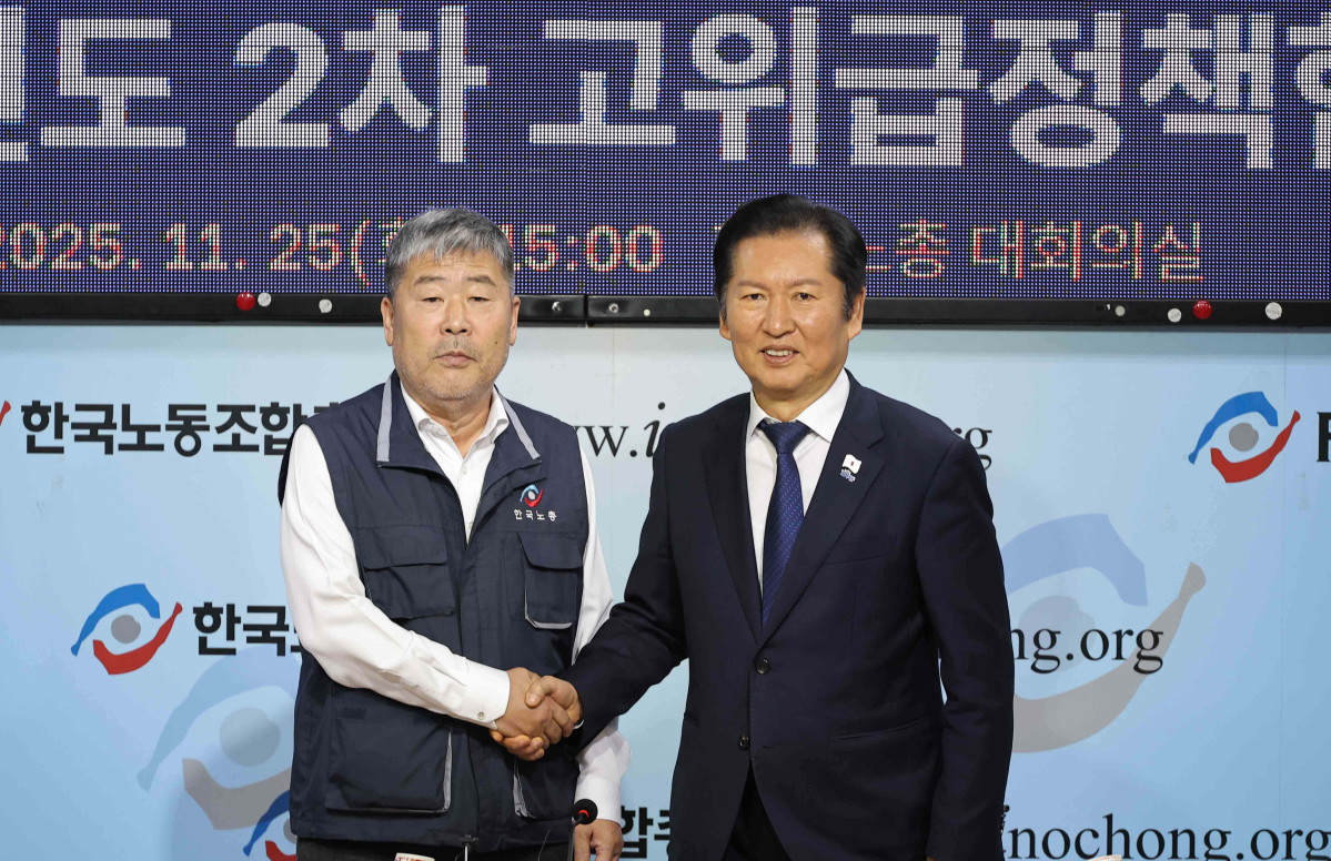 ▲정청래(오른쪽) 더불어민주당 대표와 김동명 한국노총 위원장이 25일 서울 여의도 한국노동조합총연맹에서 열린 ‘더불어민주당-한국노총 고위급정책협의회’에서 인사하고 있다. 신태현 기자 holjjak@