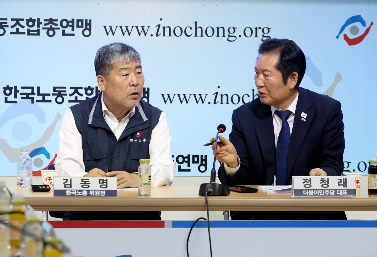 ▲정청래(오른쪽) 더불어민주당 대표와 김동명 한국노총 위원장이 25일 서울 여의도 한국노동조합총연맹에서 열린 ‘더불어민주당-한국노총 고위급정책협의회’에서 대화하고 있다. 신태현 기자 holjjak@