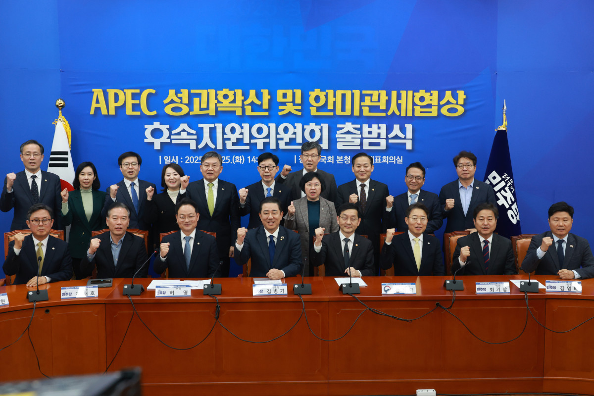 ▲김병기 더불어민주당 원내대표와 윤창렬 국무조정실장 등 참석자들이 25일 서울 여의도 국회에서 열린 APEC 성과확산 및 한미관세협상 후속지원위원회 출범식에서 기념촬영을 하고 있다. 2025.11.25.  (뉴시스)