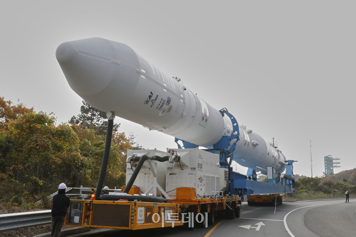 ▲한국형발사체 누리호가 25일 전남 고흥 나로우주센터에서 4차 발사를 위해 발사대로 이송되고 있다. 사진제공=한국항공우주연구원