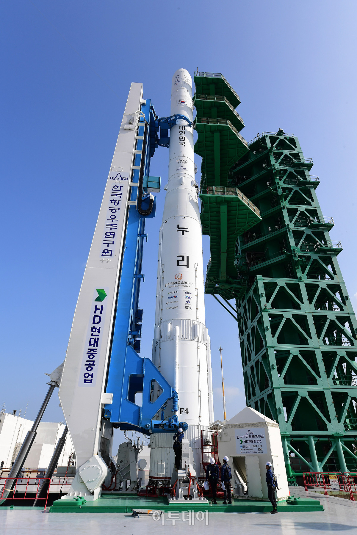 ▲25일 전남 고흥 나로우주센터에서 누리호 4차 발사를 위한 이송 및 기립작업이 진행되고 있다. (사진제공=한국항공우주연구원)