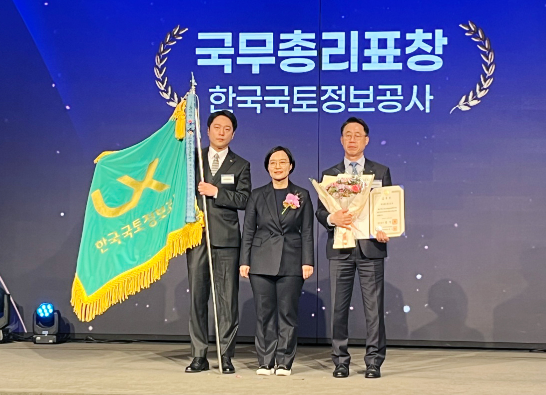 ▲한국국토정보공사 고재학 기획혁신본부장(오른쪽)과 중소벤처기업부 한성숙 장관(가운데)이 국무총리표창 수상 후 기념촬영을 하고 있다. (사진제공=LX공사)