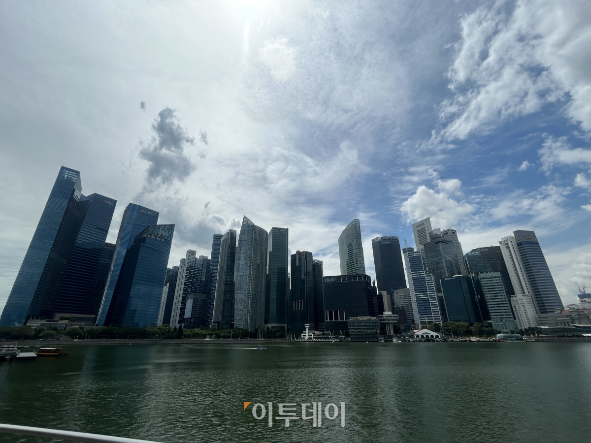 ▲마리나 베이 샌즈에서 바라본 싱가포르 금융지구 전경 (김재은 기자 dove@)