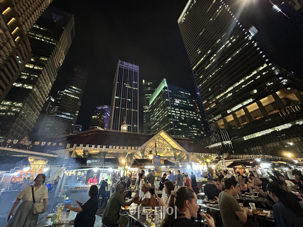 ▲싱가포르 금융 중심지 한복판에 자리한 야시장 ‘라우 파 삿’ (김재은 기자 dove@)