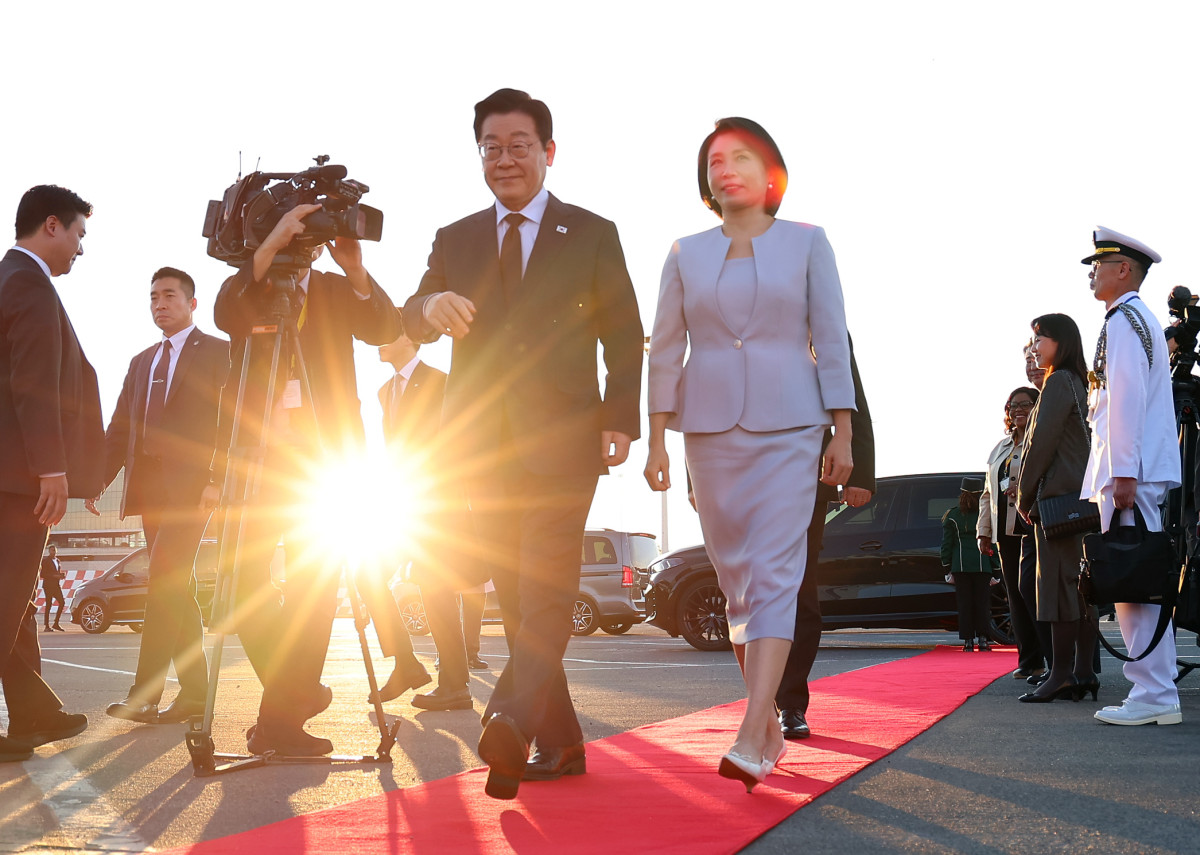 ▲<YONHAP PHOTO-0362> 이재명 대통령, G20 일정 마치고 튀르키예로    (요하네스버그=연합뉴스) 김도훈 기자 = 주요 20개국(G20) 정상회의 일정을 마친 이재명 대통령과 김혜경 여사가 23일(현지시간) 다음 국빈 방문지인 튀르키예로 가기 위해 남아프리카공화국 요하네스버그 OR탐보 국제공항에서 공군 1호기로 향하고 있다. 2025.11.24    superdoo82@yna.co.kr/2025-11-24 01:40:04/<저작권자 ⓒ 1980-2025 ㈜연합뉴스. 무단 전재 재배포 금지, AI 학습 및 활용 금지> (연합뉴스 )