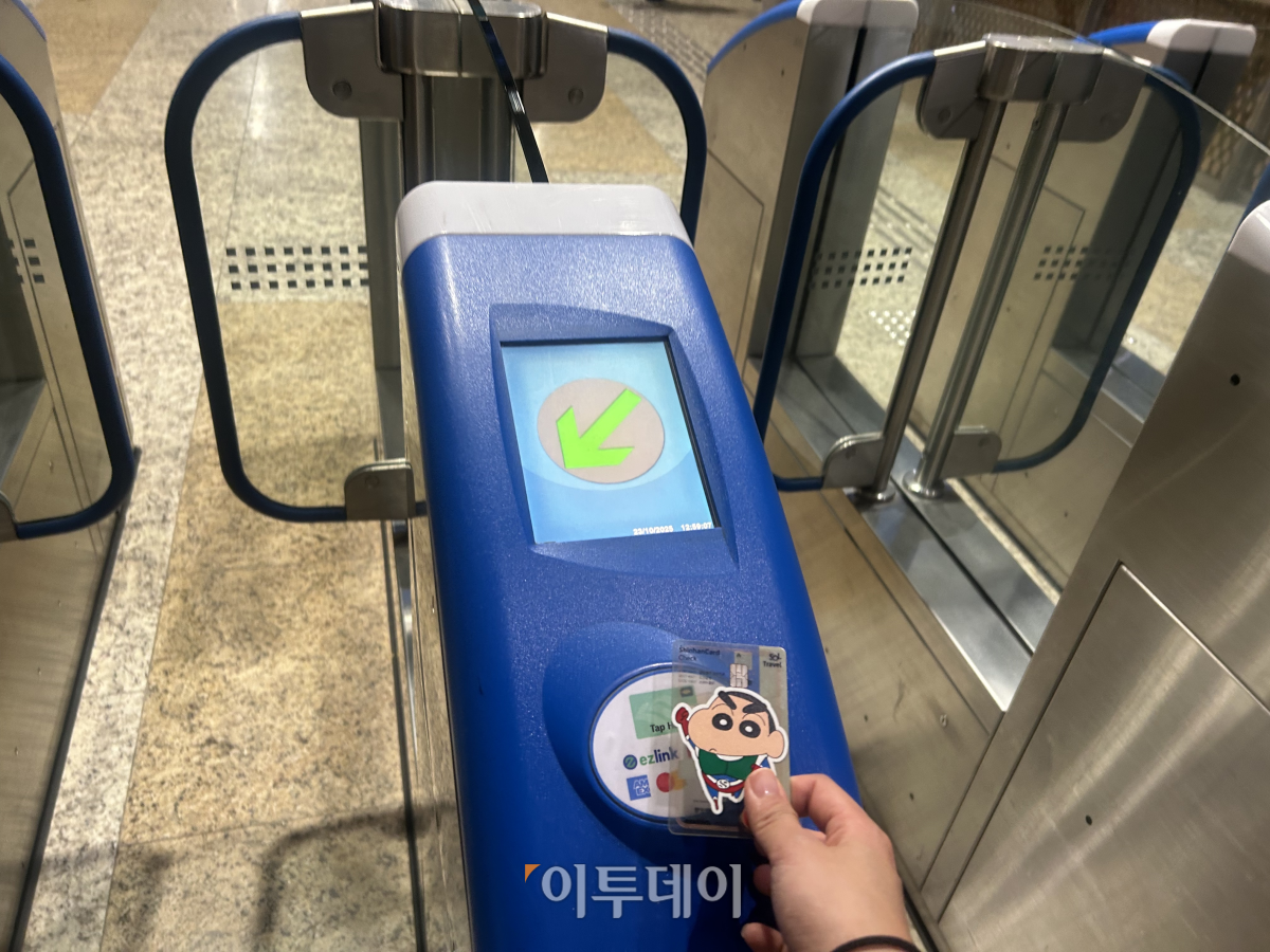 ▲한국의 교통카드를 태그해 싱가포르 MRT를 탑승하는 모습 (김재은 기자 dove@)