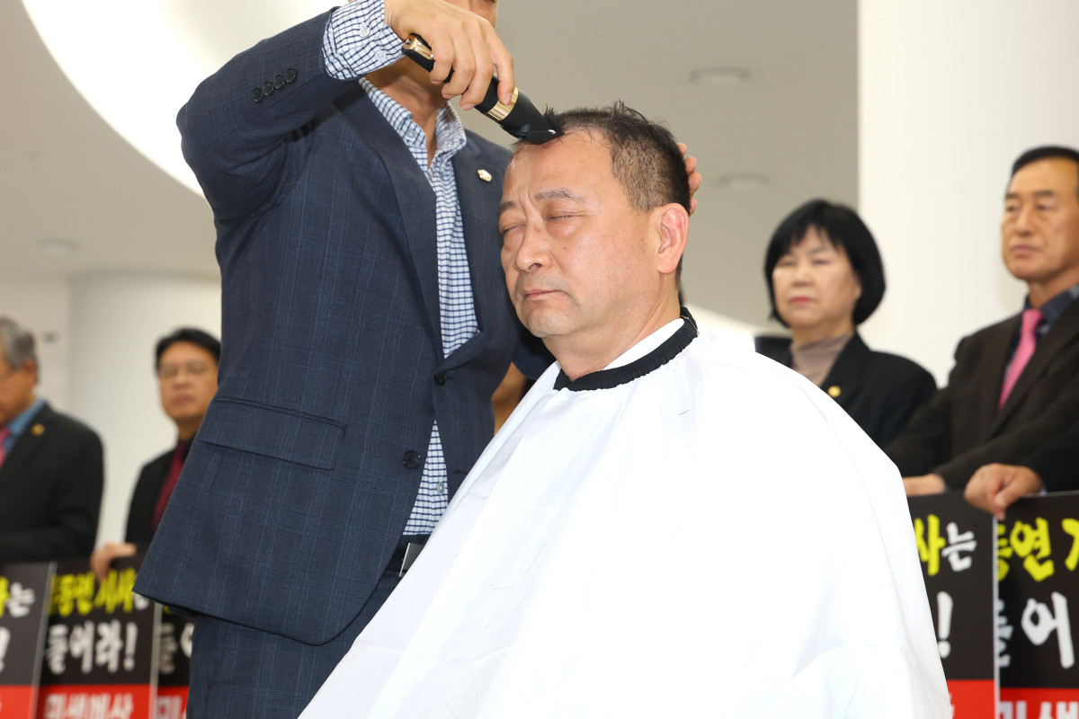 ▲25일 경기도의회 로비에서 백현종 경기도의회 국민의힘 대표의원이 경기도의 복지예산 삭감 및 행정사무감사 보이콧 사태에 항의하며 삭발을 단행하고 있다. (용인특례시의회)