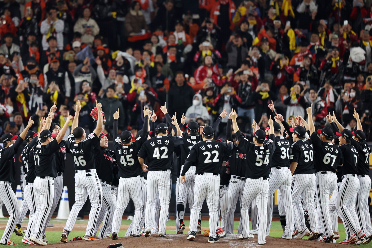 ▲지난달 31일 대전 중구 한화생명볼파크에서 열린 2025 KBO 한국시리즈 5차전 LG 트윈스와 한화 이글스의 경기에서 4-1로 승리하며 우승을 확정 지은 LG 선수들이 기뻐하고 있다. 2025.10.31. xconfind@newsis.com