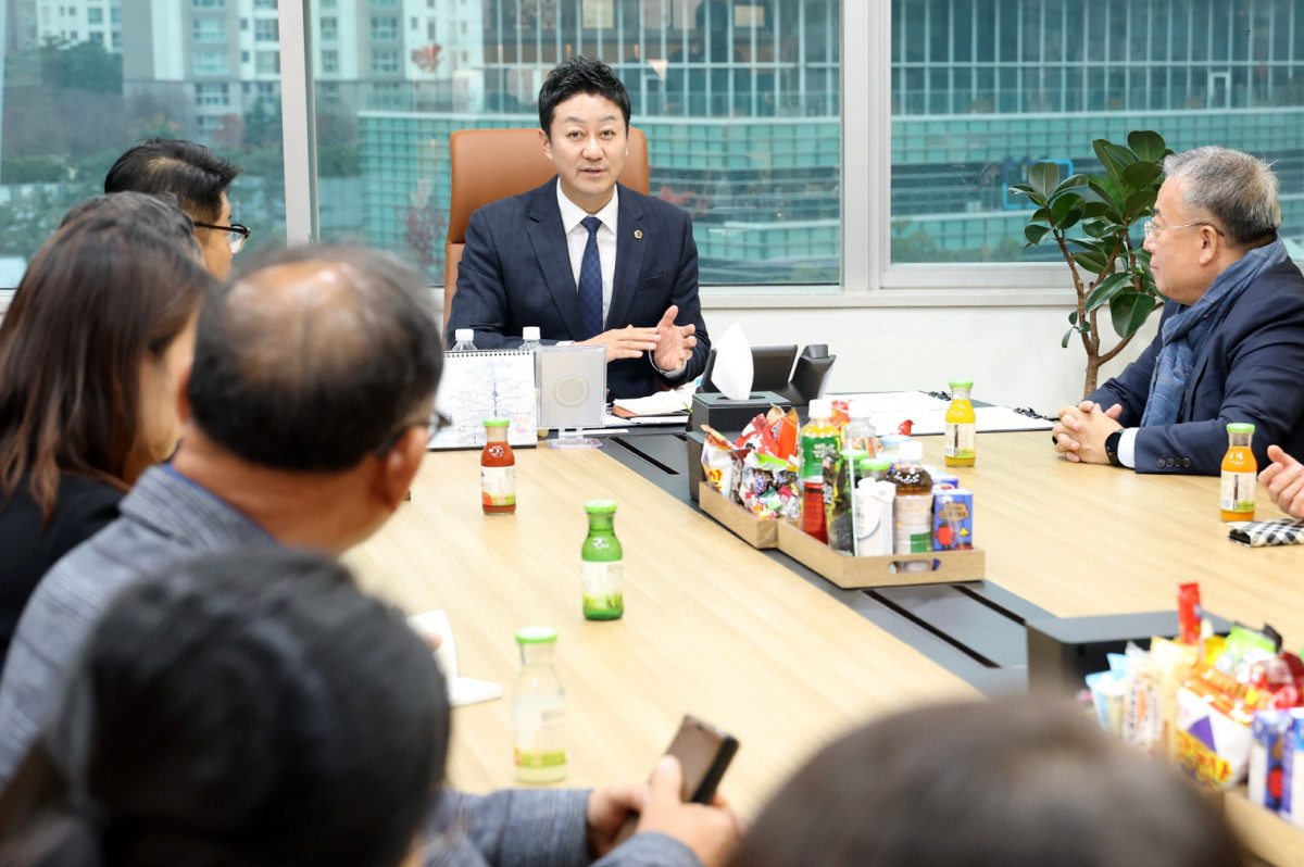 ▲김진경 의장이 장애인단체와 정담회에서 예산 복원 의지를 밝히고 있다. (경기도의회)