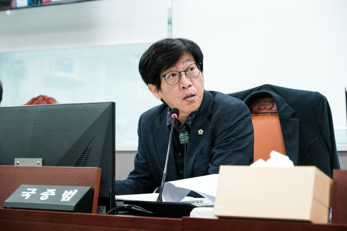 ▲국중범 경기도의회 의원이 자치행정국 예산안 심의에서 강하게 문제점을 지적하고 있다. (경기도의회)