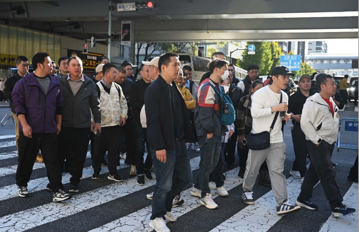 ▲일본 도쿄에서 22일 중국 관광객들이 긴자의 한 횡단보도를 건너고 있다.  (도쿄/AFP연합뉴스)