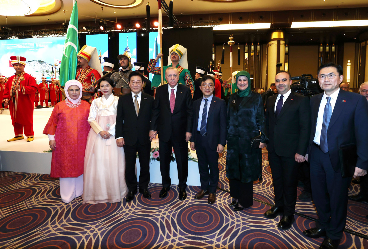 ▲양국 정부 및 기업 관계자들이 기념촬영을 하고 있다. 사진 좌측부터 튀르키예 영부인 에미네 에르도안 여사, 영부인 김혜경 여사, 이재명 대통령, 레제프 타이이프 에르도안 튀르키예 대통령, 김승주 SK플라즈마 대표, 파트마 메릭 일마즈 튀르키예 적신월사 총재, 메흐메트 파티흐 카치르 튀르키예 산업‧기술부 장관, 정연두 주튀르키예 대사.  (사진제공=SK플라즈마)