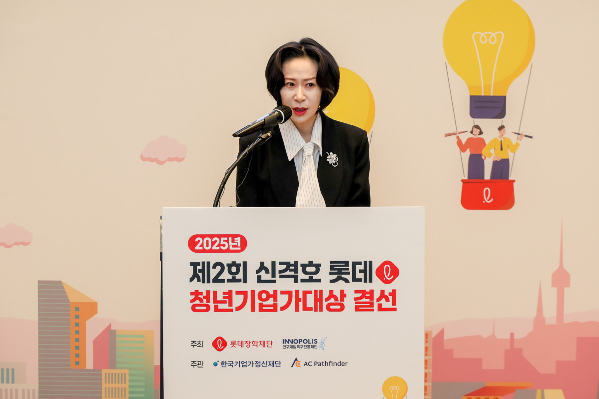 ▲25일 오후 서울 송파구 롯데월드타워 스카이31 컨벤션에서 열린 ‘제2회 신격호 롯데 청년기업가대상 시상식에서 장혜선 롯데장학재단 이사장이 인사말을 전하고 있다. (사진제공=롯데장학재단)