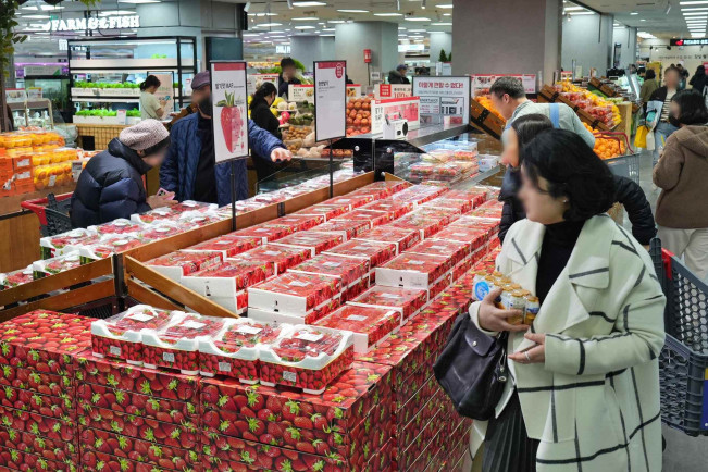 ▲롯데마트 제타플렉스 잠실점 딸기 매대 전경. (사진제공=롯데마트)