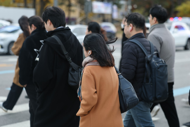 ▲11월 17일 서울 종로구 광화문네거리에서 외투를 입은 시민들이 길을 건너고 있다. (연합뉴스)