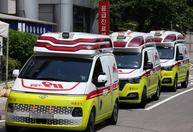 ▲2024년 8월 9일 서울 시내의 한 대학병원 응급실 앞에 구급차들이 대기하고 있다. (뉴시스)