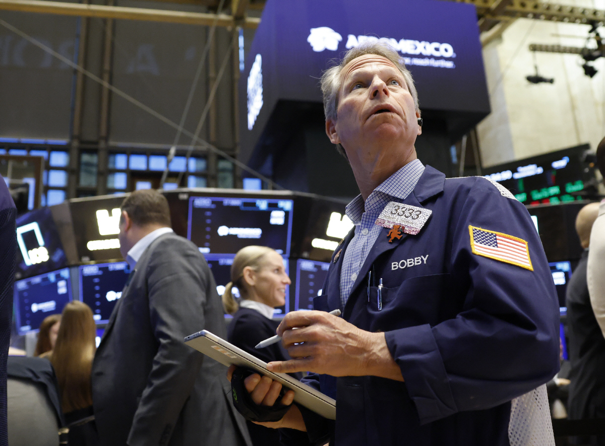 ▲뉴욕증권거래소에서 트레이더가 주가를 살피고 있다. 뉴욕/UPI연합뉴스