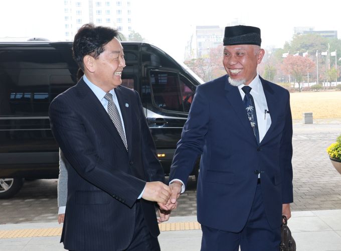 ▲인도네시아 서부수마트라 주지사를 김관영(오른쪽) 전북도지사가 현관 영접. (사진제공=전북도)