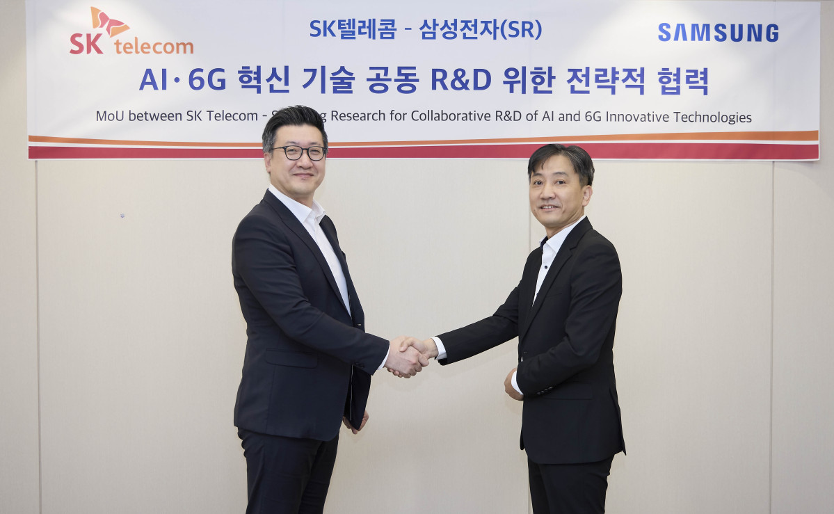 ▲(사진 왼쪽부터) 류탁기 SKT 네트워크기술담당과 정진국 삼성리서치 차세대통신연구센터장이 협약서에 서명하는 모습. (사진제공=SKT)