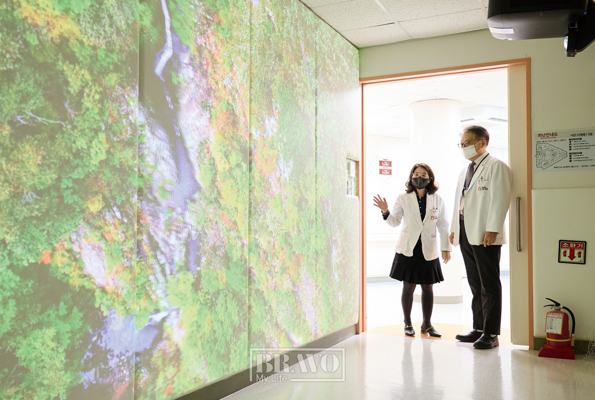 ▲스노젤린실을 둘러보며 이창규 원장과 송은향 과장이 이야기를 나누고 있다.(스민스튜디오)