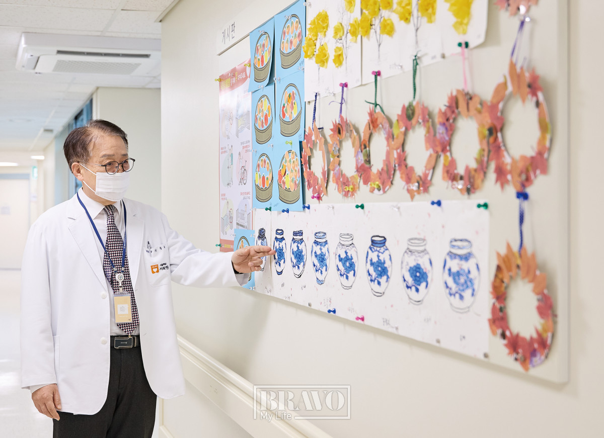 ▲미술치료 활동을 설명하는 이창규 원장.(스민스튜디오)