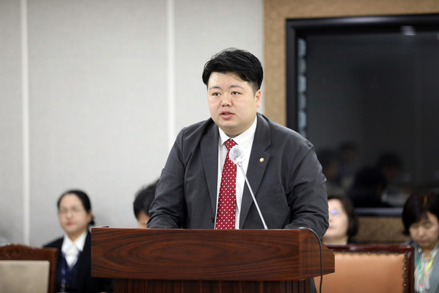 ▲수원특례시의회 배지환 의원이 영통구청 행정사무감사에서 질의하고 있다. (수원특례시의회)