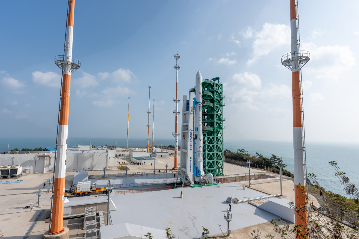 ▲25일 전남 고흥 나로우주센터에서 누리호 4차 발사를 위한 기립 작업이 진행되고 있다. (뉴시스)