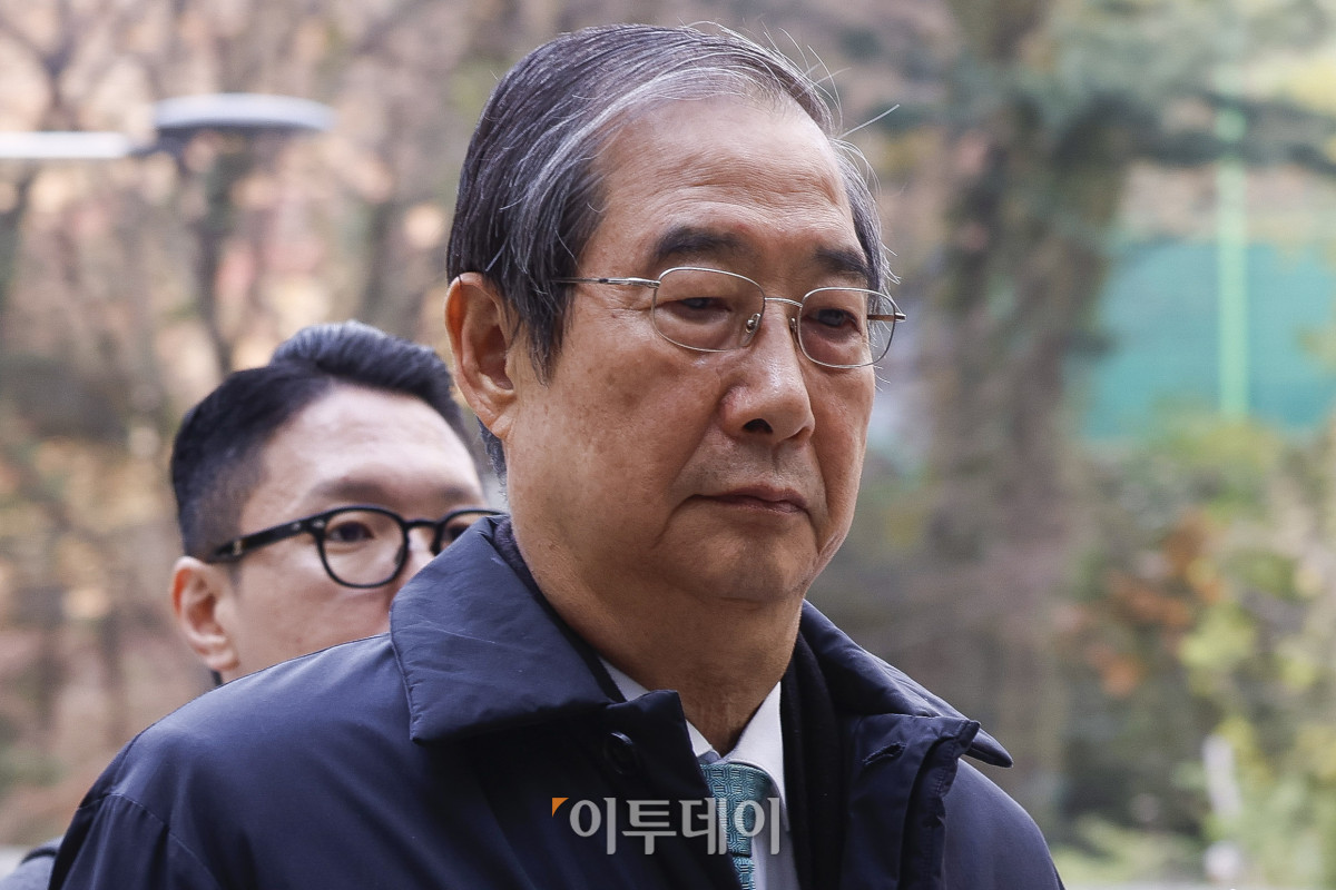 ▲한덕수 전 국무총리가 26일 서울 서초구 서울중앙지방법원에서 열린 내란 우두머리 방조, 내란 중요임무 종사 등 혐의 사건 1심 결심 공판에 출석하고 있다. 조현호 기자 hyunho@