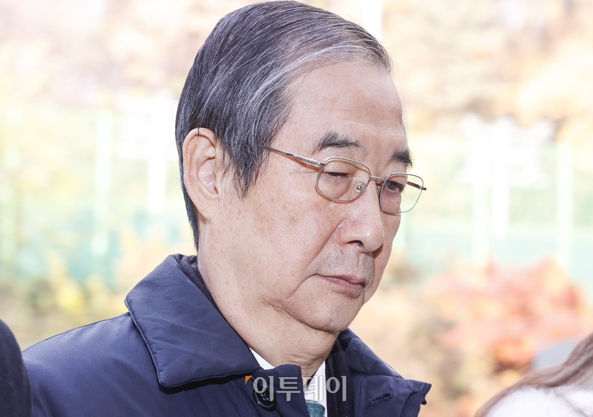 ▲한덕수 전 국무총리가 26일 서울 서초구 서울중앙지방법원에서 열린 내란 우두머리 방조, 내란 중요임무 종사 등 혐의 사건 1심 결심 공판에 출석하고 있다. 조현호 기자 hyunho@