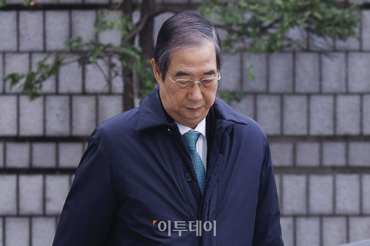 ▲한덕수 전 국무총리가 26일 서울 서초구 서울중앙지방법원에서 열린 내란 우두머리 방조, 내란 중요임무 종사 등 혐의 사건 1심 결심 공판에 출석하고 있다. 조현호 기자 hyunho@