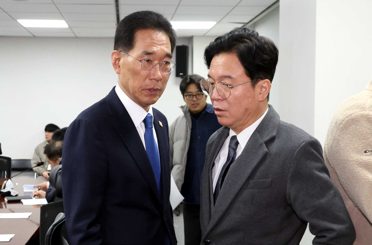 ▲김영훈 고용노동부 장관과 김주영(왼쪽) 국회 기후에너지환경노동위 더불어민주당 간사가 26일 오전 서울 여의도 국회에서 열린 당정협의회에서 대화를 하고 있다. (사진=뉴시스)