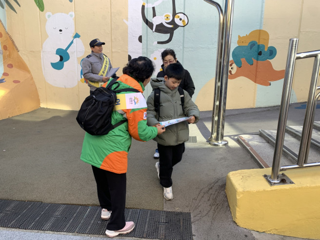 ▲금천구 '우리 아이 지키기' 홍보 기간 중 관계자들이 유인물을 나눠주고 있다.  (사진제공=금천구)