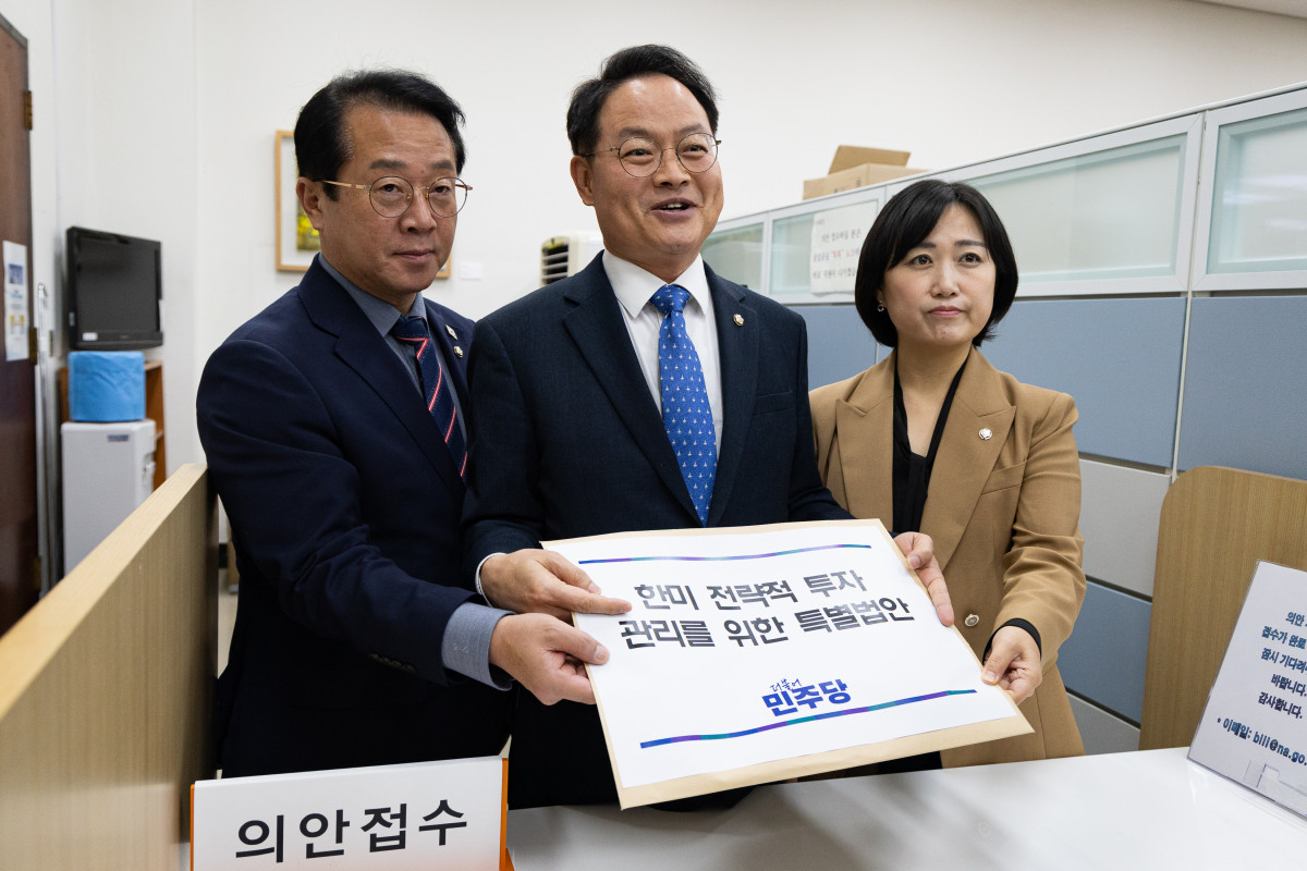 ▲허영 더불어민주당 원내정책수석부대표(가운데)와 문금주, 백승아 원내부대표가 26일 서울 여의도 국회 의안과에 한미 전략적 투자관리를 위한 특별법안을 제출하고 있다. (공동취재) 2025.11.26. (뉴시스)