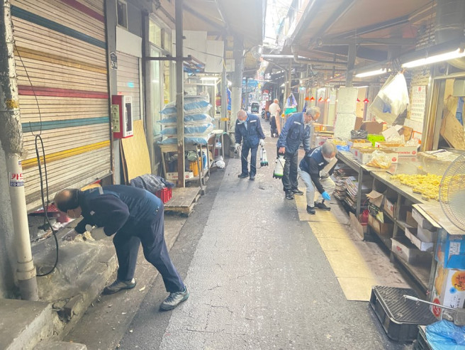 ▲중구 관내 시장에서 설치류 방역작업을 진행하는 모습. (사진제공=중구)