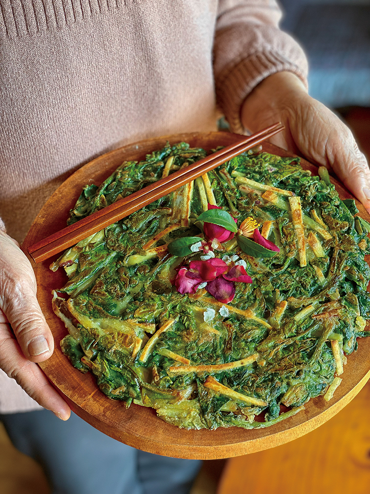 ▲완성한 시금치 고구마 부침개.(‘할머니와 나의 사계절 요리학교’)