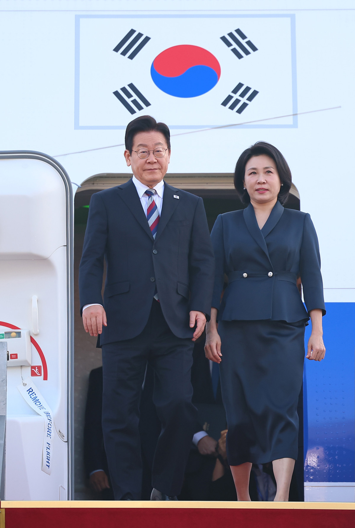 ▲G20 정상회의 등 중동·아프리카 순방 일정을 마친 이재명 대통령과 김혜경 여사가 26일 경기 성남공항에 도착해 공군1호기에서 내리고 있다. 2025.11.26. (뉴시스)