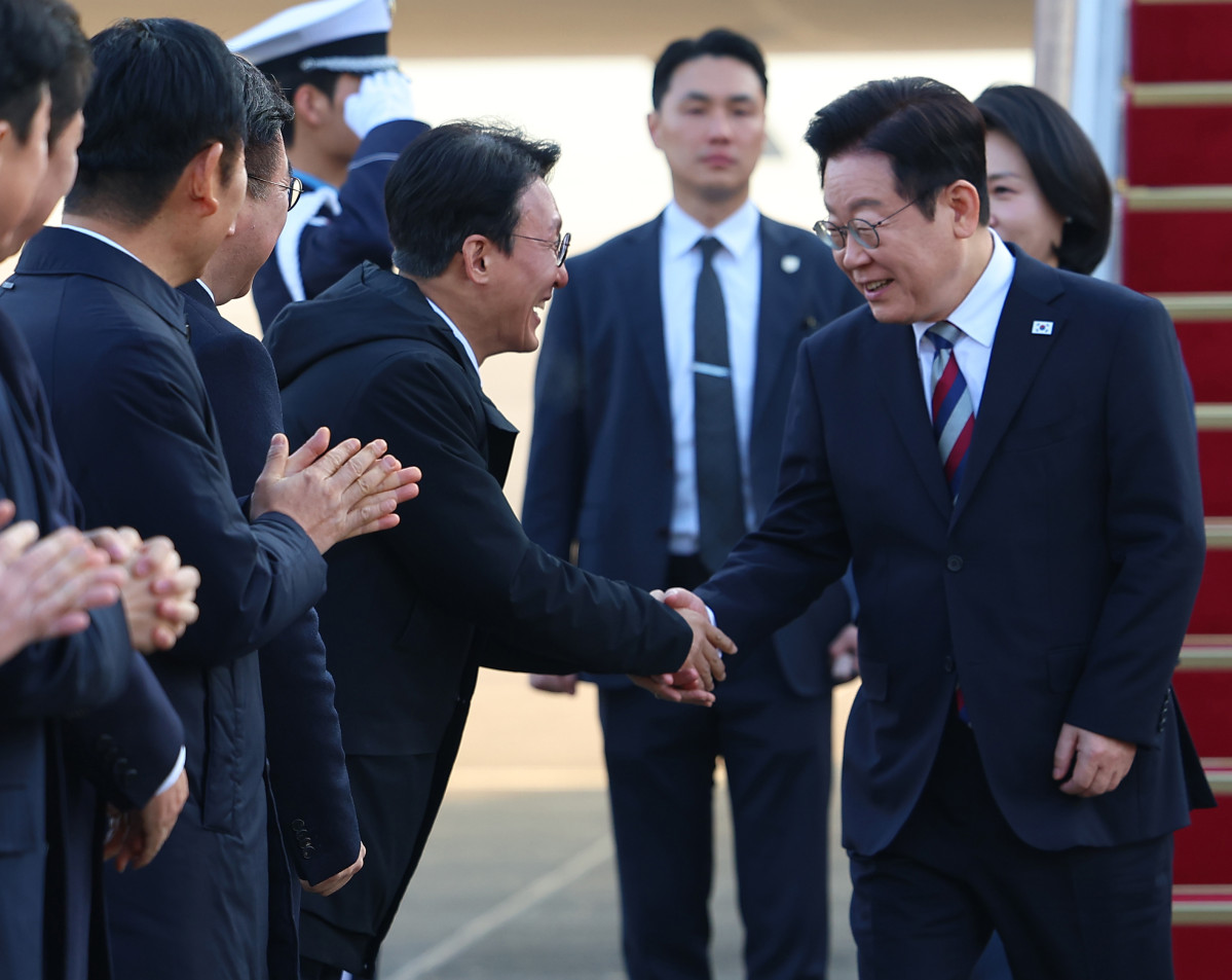 ▲G20 정상회의 등 중동·아프리카 순방 일정을 마친 이재명 대통령이 26일 경기 성남공항에 도착해 김민석 국무총리와 악수하고 있다. 2025.11.26. (뉴시스)