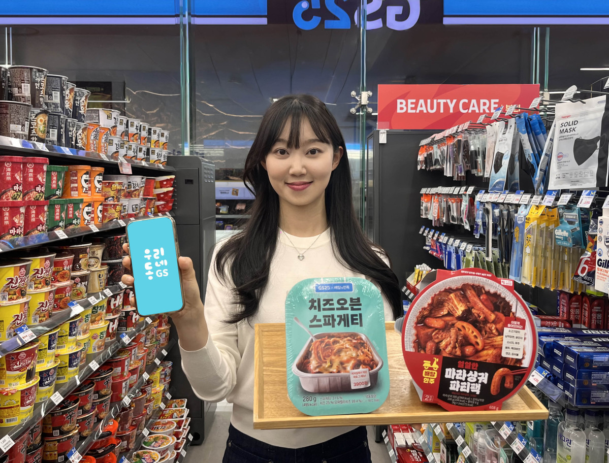 ▲GS25에서 모델이 마라샹궈파티팩, 치즈오븐스파게티를 들고 포즈를 취하고 있다. (사진제공=GS리테일)